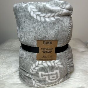 NWT PINK Victoria’s Secret Sherpa Plush Fleece Blanket Gray & White 50” x 60”